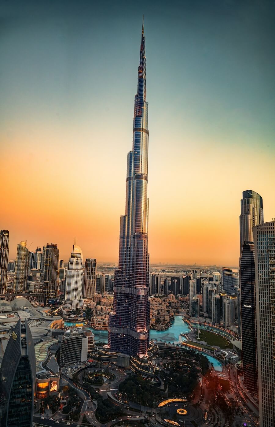 Mrakodrap Burj Khalifa v Dubaji dominující panoramatu města při zlaté hodince. Takhle vypadá výlet z Abu Dhabi do Dubaje.
