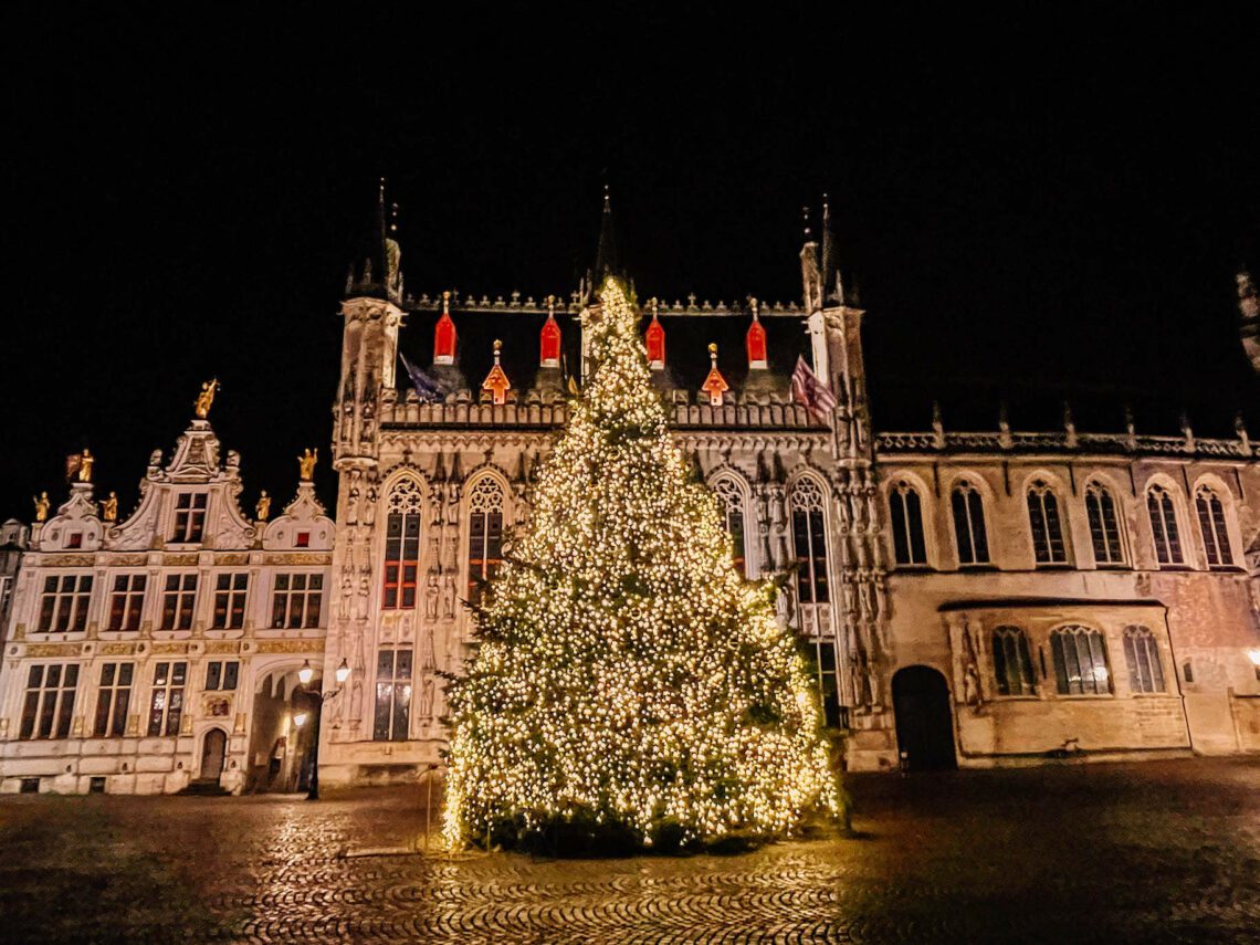 Bruggy, vánoční strom a za ním radnice v Bruggách