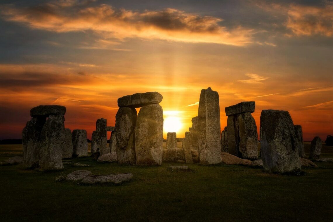 Pohled na kameny Stonehenge ve Velké Británii při západu slunce. Památky UNESCO v Evropě.