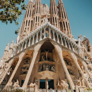 Impozantní fasáda Umučení na katedrále Sagrada Família v Barceloně s davem turistů. Tohle je naprostý vrchol toho, co vidět v Barceloně.