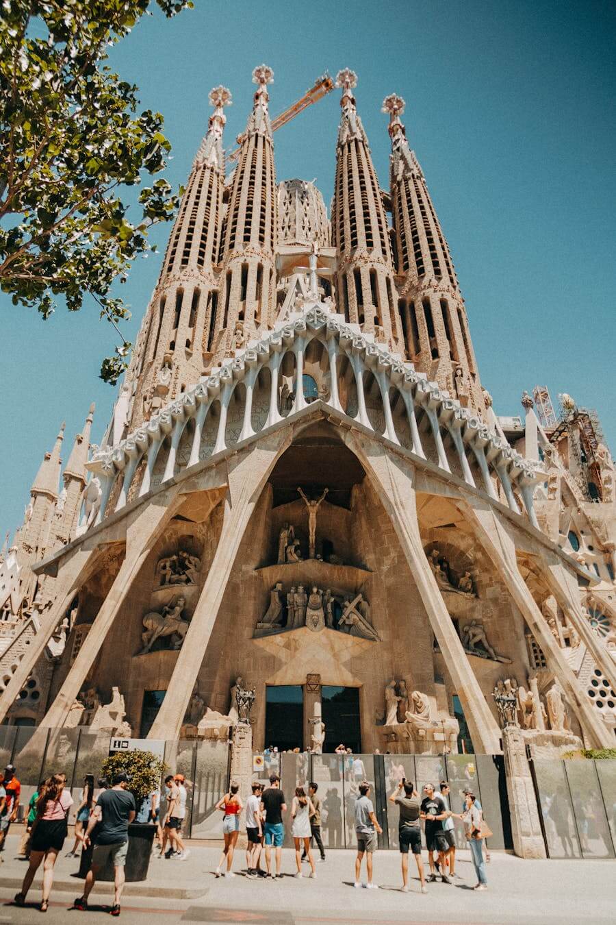 Impozantní fasáda Umučení na katedrále Sagrada Família v Barceloně s davem turistů. Tohle je naprostý vrchol toho, co vidět v Barceloně. Baarcelona itinerář na 3 až 4 dny.