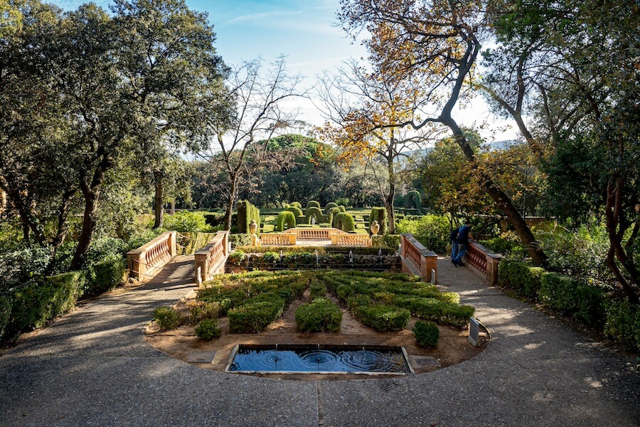 Pohled na klasické geometrické živé bludiště v historickém parku Parc del Laberint d'Horta v Barceloně. Skrytý drahokam, který rozhodně doporučuji, pokud hledáte tipy na to, co navštívit v Barceloně mimo hlavní davy.