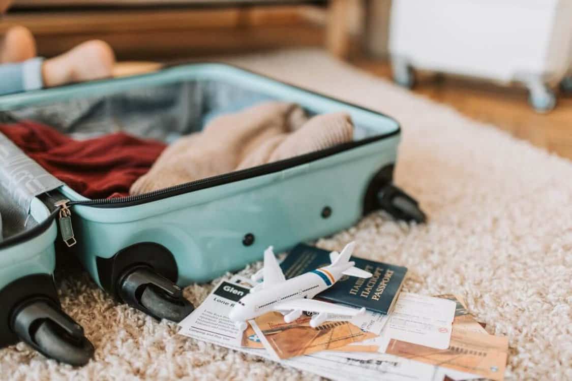 Cestovní kufr, balení věcí na cestu, cestovní doklady