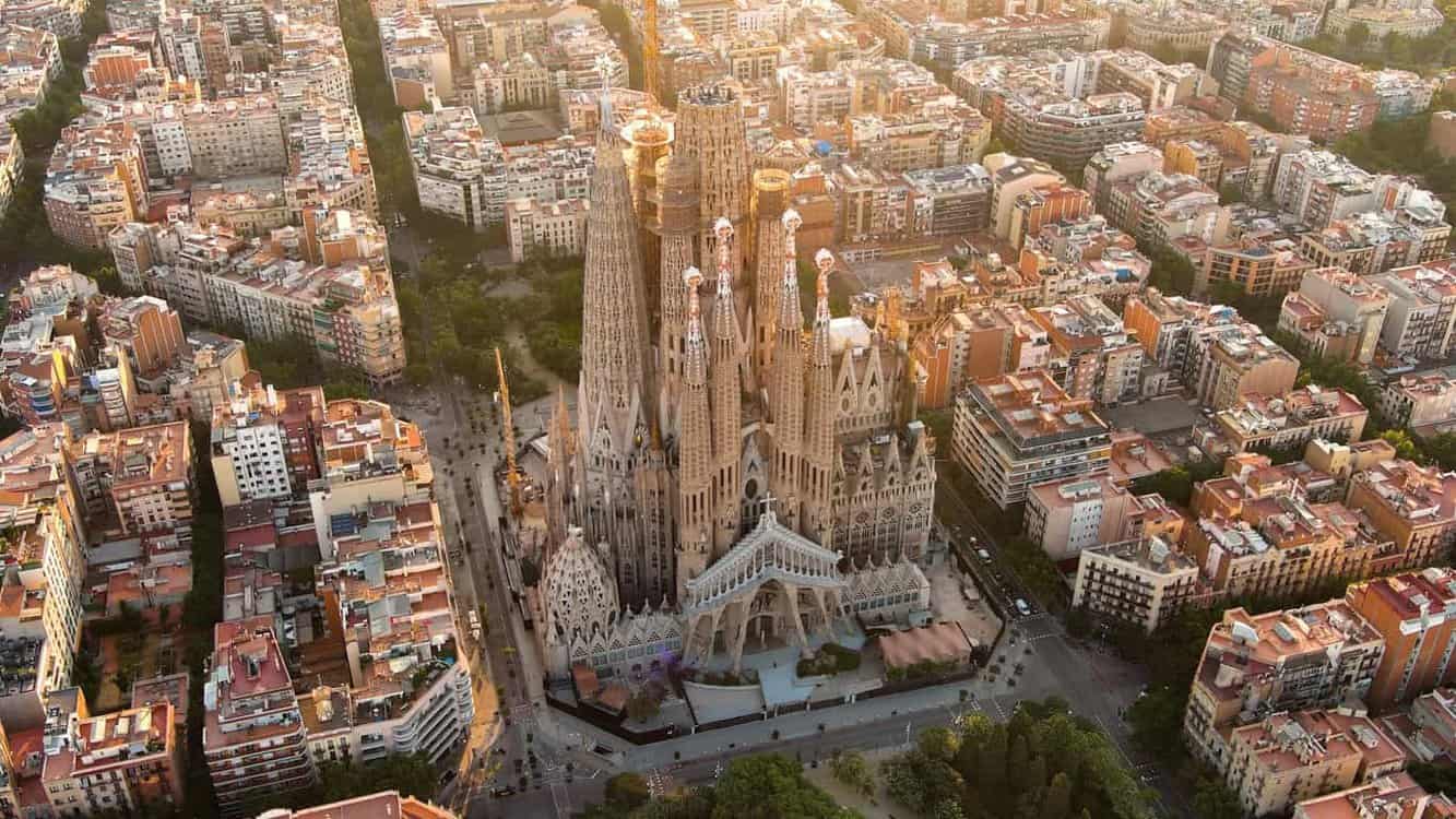 Barcelona levně, chrám Sagrada Familia z výšky, pohled na Barcelonu z výšky, budovy a ulice