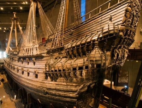 Boční pohled na loď Vasa v Vasa museum ve Stockholmu.