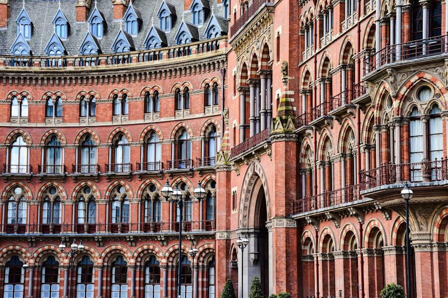 Pohled na cihlovou fasádu hotelu St. Pancras v Londýně jako tip na místo, co vidět v Londýně, pokud patříte mezi fanoušky Harryho Pottera