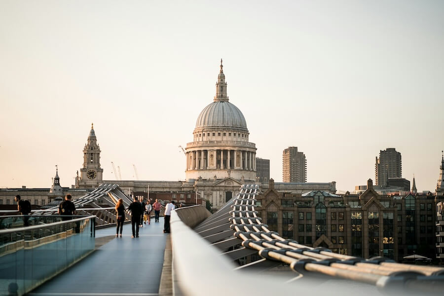 Pohled na St. Paul's Cathedral přes Millenium Bridge.v Londýně. Tip, co vidět v Londýně.