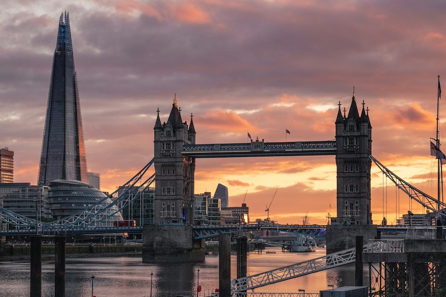 Co vidět v Londýně, fotografie k článku. Tower Bridge při západu slunce, za ním v pozadí mrakodrap The Shard