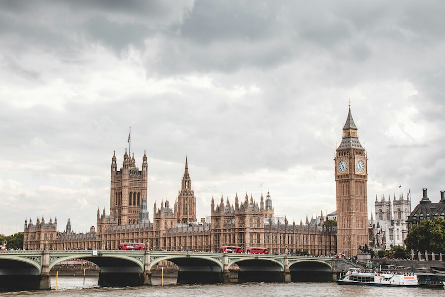 Pohled na Westminster přes řeku Temži. Jedno z neikoničtějších míst, co vidět v Londýně.