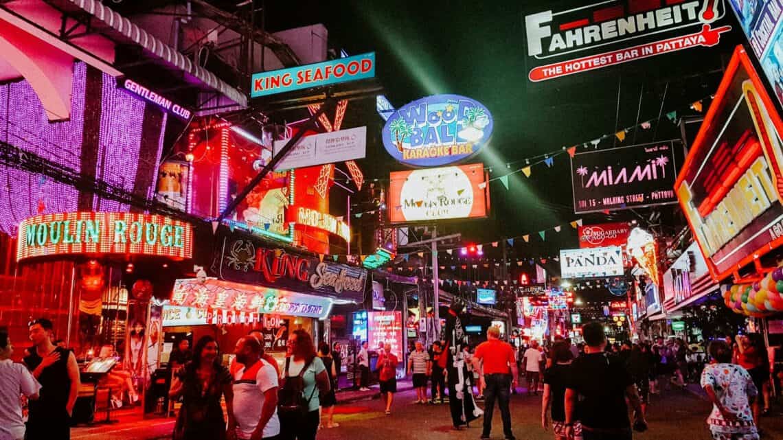 Pattaya, Thajsko. Špinavá ulice Walking Street.
