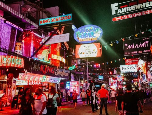 Pattaya, Thajsko. Špinavá ulice Walking Street.