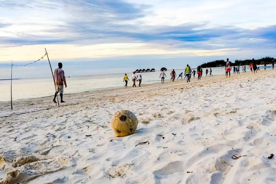Nejkrásnější pláže Zanzibaru. Bwejuu Beach – místní hrající fotbal na pláži, klidná atmosféra a jemný bílý písek na východním pobřeží Zanzibaru