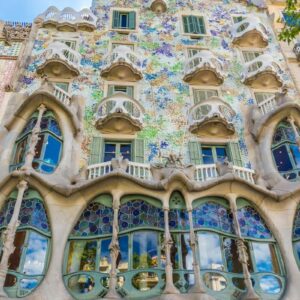 Detailní pohled na organickou fasádu Casa Batlló od Antoniho Gaudího v Barceloně se slavnými balkony ve tvaru masek. Součást Barcelona itinerář.