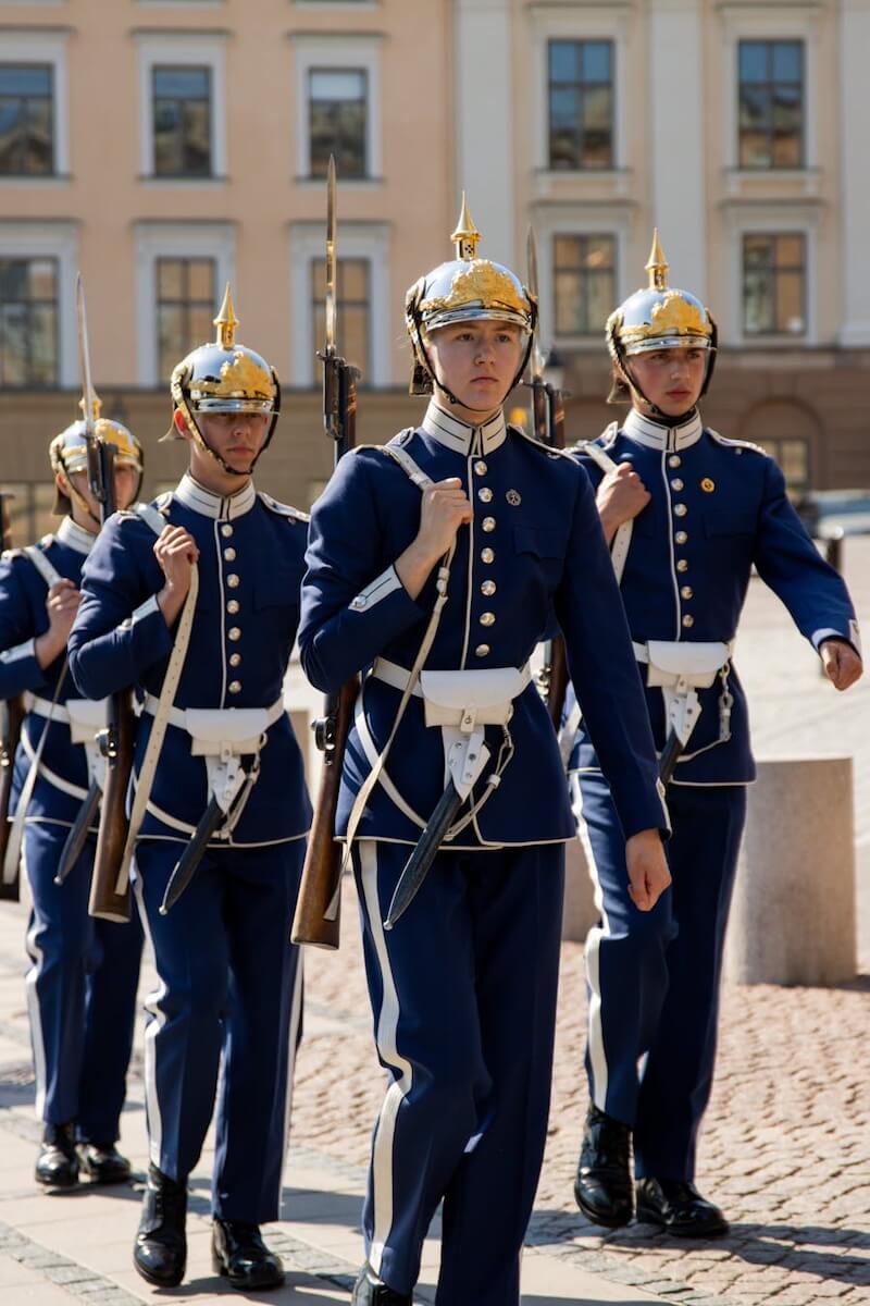 vojáci švédské královské gardy na výměně stráží u královského paláce ve Stockholmu. Zážitek ve Stockholmu zdarma.