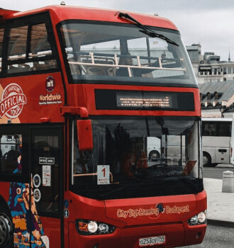 Praktické informace, jak se pohybovat podle Budapešť itineráře: vyhlídkové autobusy Hop-On Hop-Off.