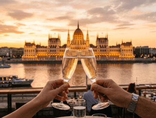 Co navštívit v Budapešti pro dokonalý romantický večer: přípitek s výhledem na noční Parlament.