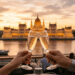 Co navštívit v Budapešti pro dokonalý romantický večer: přípitek s výhledem na noční Parlament.