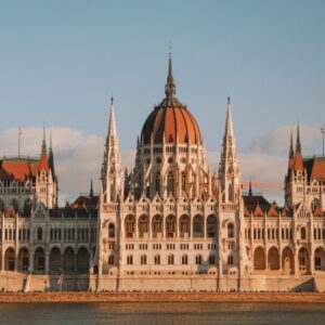 Budapešť itinerář na 1-3 dny: Pohled Maďarský parlament přes Dunaj za bílého dne