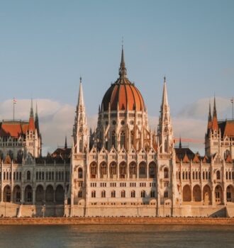 Budapešť itinerář na 1-3 dny: Pohled Maďarský parlament přes Dunaj za bílého dne