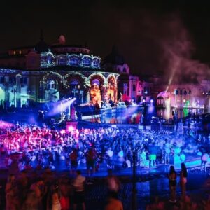 Noční Spa party v lázních Széchenyi v Budapešti