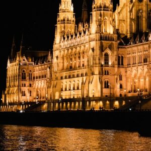 Maďarský parlament v noci: Budapešť itinerář