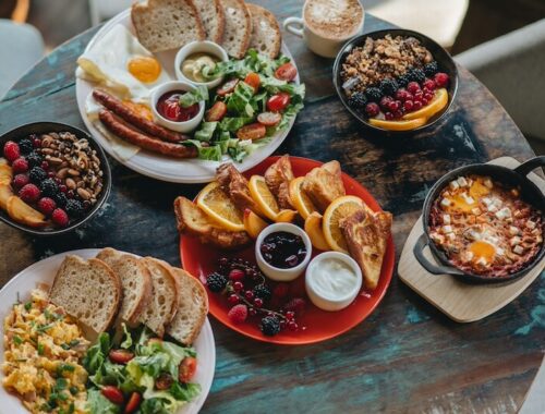 Bohatý Budapešť brunch plný vajíček, lívanců a ovoce - úvodní fotografie a článek na blogu Blond on the Road: Kam na jídlo v Budapešti?