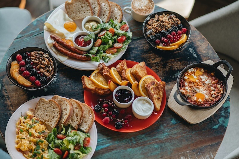 Bohatý Budapešť brunch plný vajíček, lívanců a ovoce - úvodní fotografie a článek na blogu Blond on the Road: Kam na jídlo v Budapešti?
