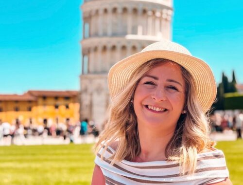 Blogerka Blond on the road v klobouku před Šikmou věží v Pise, úvodní fotka k článku Pisa za jeden den