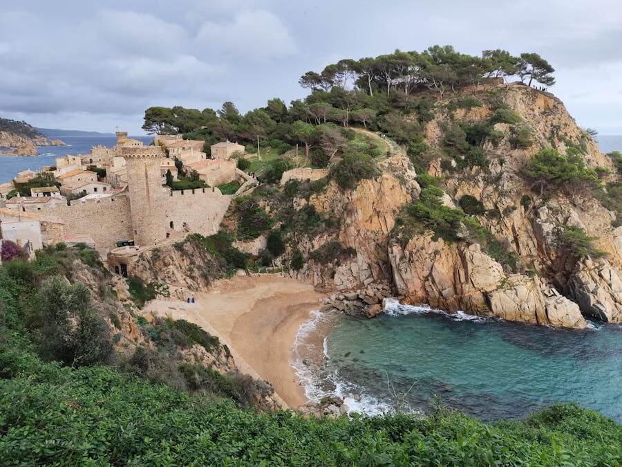 Pohled na hradby a věže v Tossa de Mar, skvělý tip na letní výlety z Barcelony.