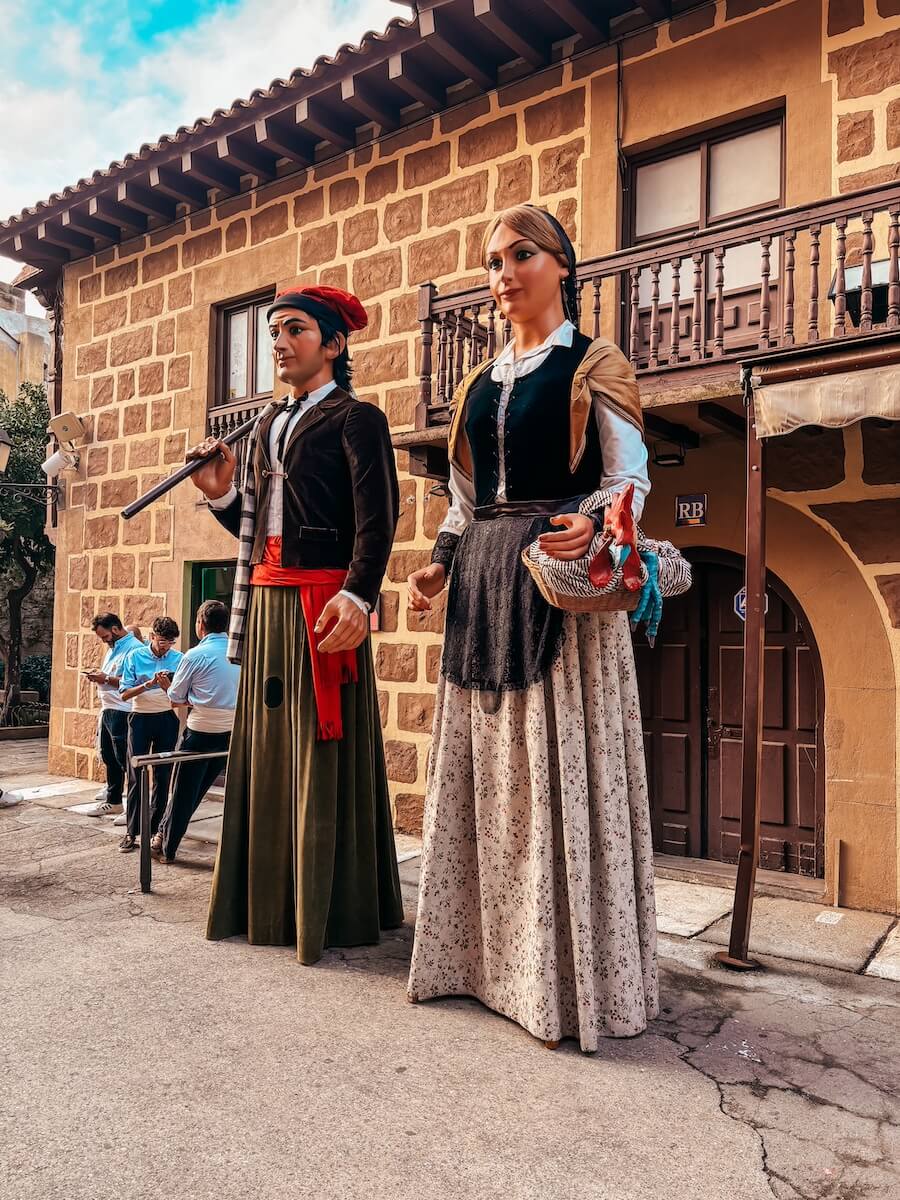 Obří loutky Gigantes v Poble Espanyol, tradiční španělské festivaly a kultura.