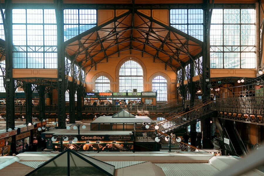 Detailní pohled na kovové schodiště a stánky s jídlem v prvním patře Central Market Hall v Budapešti. Velká tržnice v Budapešti.