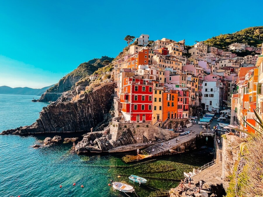 Pohled na barevné domky na útesu a moře v Riomaggiore v Cinque Terre.