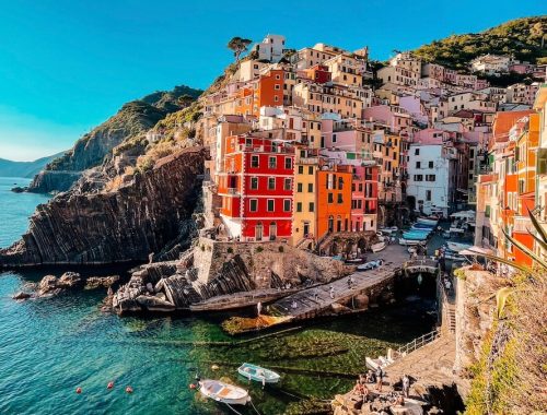 Pohled na barevné domky na skále v národním parku Cinque Terre - Riomaggiore
