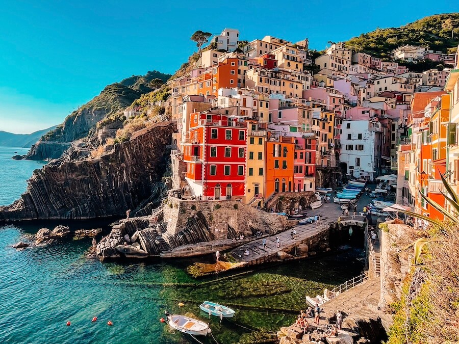 Pohled na barevné domky na skále v národním parku Cinque Terre - Riomaggiore