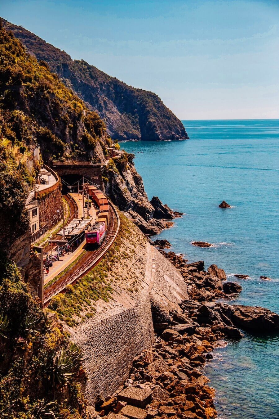 Pohled na vlakovou trať v národním parku Cinque Terre
