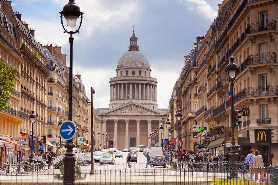 Pohled na pařížský Pantheon v Latinské čtvrti