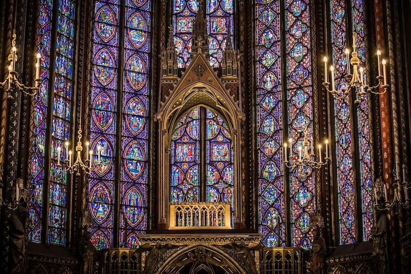 Vitrážová okna v Sainte Chapelle v Paříži - tajný tip, co vidět v Paříži