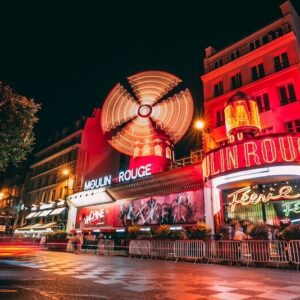 Tip na večerní program v Paříži - budova Moulin Rouge