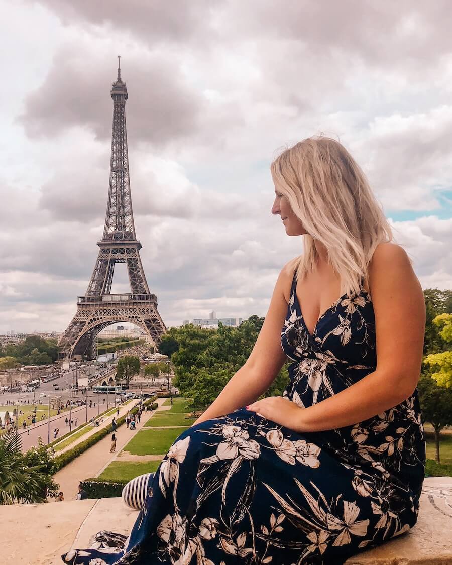 Dívka - autorka blogu Blond on the Road - sedící na zídce na náměstí Trocadero v Paříži, v pozadí Eiffelova věž. Tip na Paříž za 3 dny, kompletní itinerář.