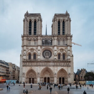 Čelní pohled na katedrálu Notre-Dame. Místo z itineráře Paříž za 3 dny.