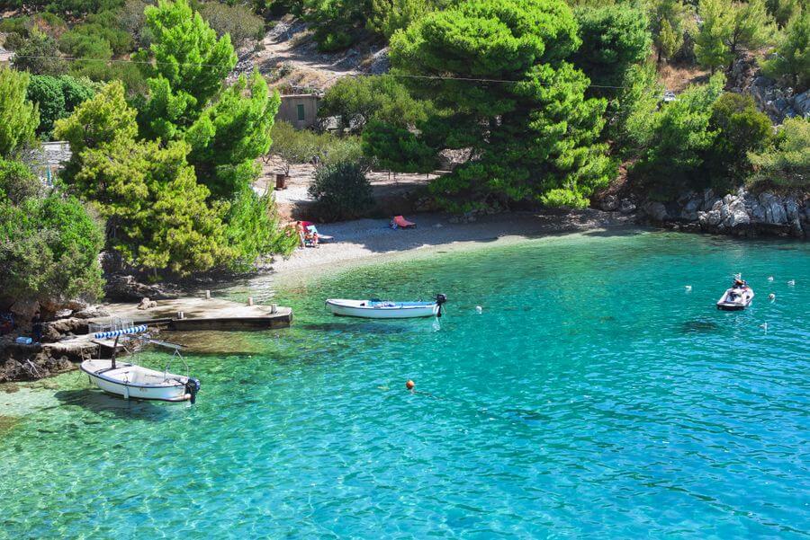 Lastovo - pohled na chorvatské pobřeží, tyrkysové moře a lodičky. Chorvatsko v září má skvělou atmosféru.