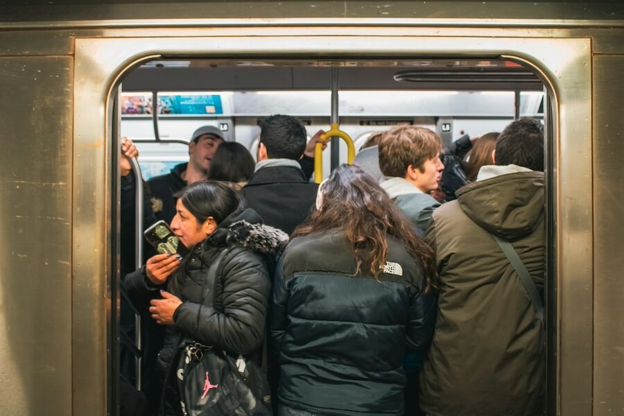 Vstup do vagonu metra, davy, přeplněné metro. Fotka k tématu na co si dát pozor v Paříži - zloději v Paříži
