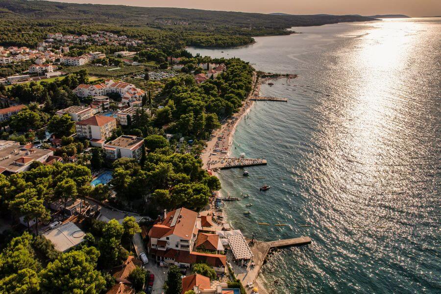 Panoramatický záběr na chorvatské pobřeží při západu slunce - fotka z článku Chorvatsko na vlastní pěst, nebo se zájezdem.