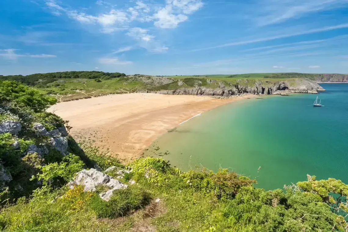 Písečná pláž Barafundle Bay s tyrkysovým mořem ve Walesu