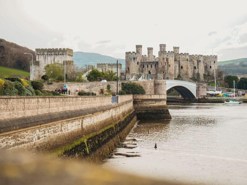 Co vidět ve Walesu? Conwy Castle a přístav ve měste Conwy ve Walesu.