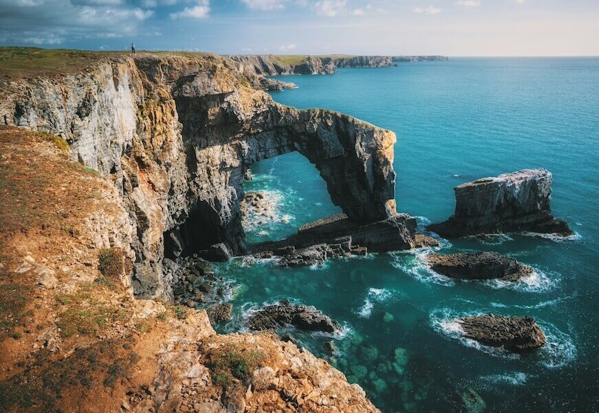 Green Bridge of Wales patří mezi jedno z nejkrásnějších míst, co vidět ve Walesu