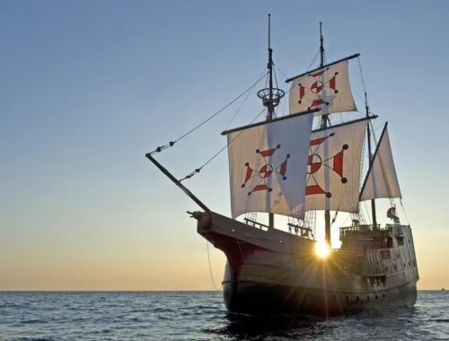 Výletní loď při západu slunce v Dubrovníku, tiip co dělat v Dubrovníku.