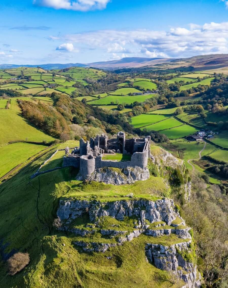 Pohled na hrad Carreg Cennen Castle ve Walesu