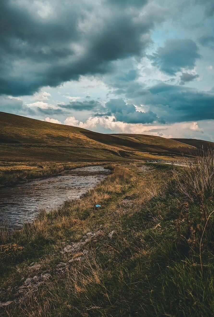 Pohled na krajinu Elan Valley ve Walesu