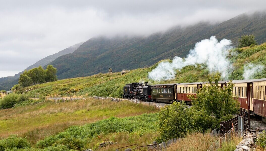Parní vlak v krajině Eryri (Snowdonia), Wales